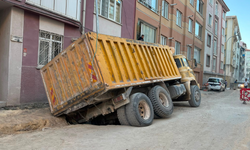 Eskişehir’de bir anda yol çöktü: Kamyon çukura saplandı