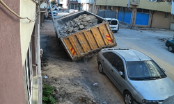 Eskişehir'de yol çöktü, tonlarca yüklü kamyon çukura düştü