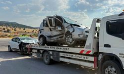 İki otomobi çarpıştı: 5 kişi yaralandı