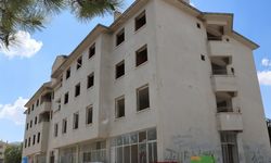 Eskişehir'deki terk edilmiş belediye binası vatandaşları korkutuyor