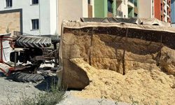 Saman yüklü traktör devrildi: 69 yaşındaki sürücü traktörün altında kaldı