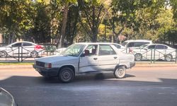 Atatürk Bulvarı’nda otomobil beton mikseri ile çarpıştı