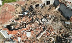 Yaşlı çiftin evi, torunlarının çeyiziyle birlikte kül oldu