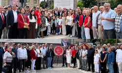 YENİ Parti ve CHP yarım saat arayla Ata’ya çelenk sundu