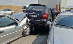 Yangın kazaya neden oldu: 2'si tır 13 araç birbirine girdi