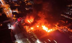 Baksan'daki yangına 30'dan fazla ekip müdahale etti: Dükkan kül oldu