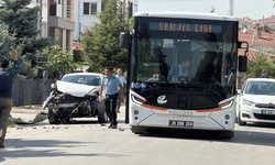 Eskişehir’de belediye otobüsü ile otomobil çarpıştı