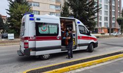Eskişehir'de yaya geçidinde kaza: Otomobilin çarptığı bisikletli hastanelik oldu