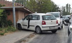 Eskişehir'de kontrolden çıkan araç İl Tarım ve Orman Müdürlüğü binasına çarptı