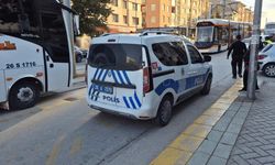 Eskişehir'de otomobilin çarptığı yaşlı kadın yaralandı: Tramvay seferleri durdu