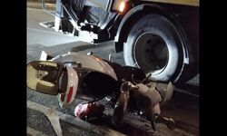 Eskişehir'de motosiklet belediyeye ait çöp kamyonunun altında kaldı