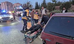 Eskişehir'de kontrolden çıkan otomobil aydınlatma direğine çarptı