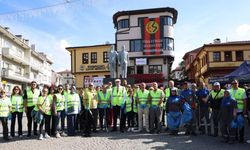 Kazım Kurt ve vatandaşlar Odunpazarı sokaklarında çöp topladı