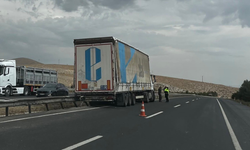 Sivrihisar’da kontrolden çıkan tır bariyerlere çarptı