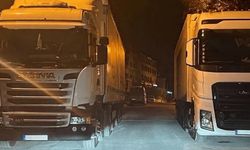 Eskişehir'de akılalmaz manzara: Yan yana park edilen tırlar yolu kapadı