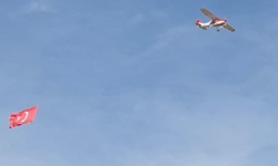 Eskişehir’de Cessna 182 tipi dev model uçak Türk bayrağı ile uçuş yaptı