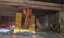Eskişehir'de yüksekliği hesaba katmadı, üst geçide sıkıştı