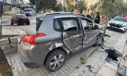 Eskişehir'de alkollü sürücü başka bir araca çarptı, refüjü aştı bahçe duvarında durabildi