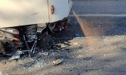 Eskişehir'de belediye otobüsünün altında kalan motosiklet paramparça oldu