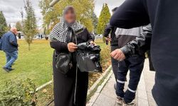 Eskişehir’de cami önünde çöp poşeti ile dilendi: “Kocam cezaevinde”
