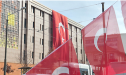 Eskişehir’de binalar dev Türk bayraklarıyla donatıldı