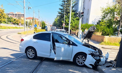 Erzurum Kongresi Caddesi’nde kaza: Aracın önü dağıldı