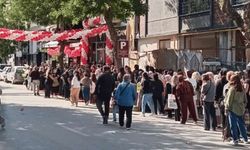 Eskişehir'de açılışa özel indirimi duyan koştu, metrelerce kuyruk oluştu