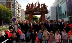 Eskişehir’de Atatürk ve çocuklar temalı anıtın açılışı yapıldı
