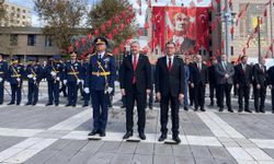 Eskişehir’de Cumhuriyet Bayramı kutlamaları çelenk sunma töreniyle başladı
