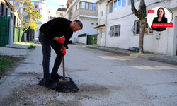 Eskişehir’de janta vereceği parayla asfalt alıp çukurları kapatmaya başladı