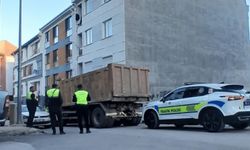 Eskişehir’de otomobil ile hafriyat kamyonu çarpıştı