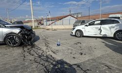 Eskişehir'de iki sokak kesişiminde otomobiller çarpıştı