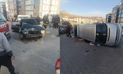 Sivrihisar'da otomobil ile minibüs çarpıştı: 5 kişi yaralandı