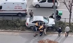 Eskişehir'de müze önünde kaza: Elektrik direğine çarparak durabildi