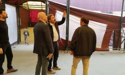 Vali Sami Sönmez Spor Kompleksi’nde tenis kortu için bakım ve onarım mesaisi
