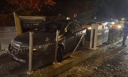 Eskişehir’de otomobil tramvay durağına daldı: Sürücü araçta sıkıştı