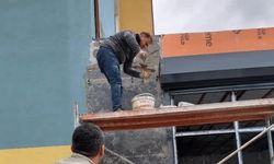 Eskişehir'de müdür okula sıva yapıp, fayans döşedi