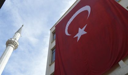 Şehrin dört bir yanı bayraklarla donatıldı