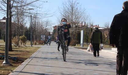 Eskişehir'de güneşi gören parklara döküldü