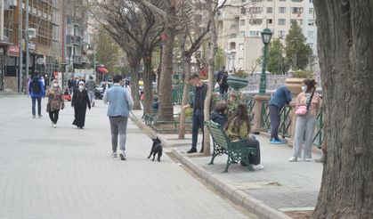 Kısıtlamayı hiçe sayanlar Porsuk Çayı kenarına akın etti