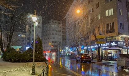 Eskişehir'de beklenen kar yağışı başladı