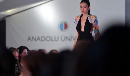 Anadolu Üniversitesi mezuniyet defileleri