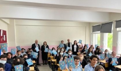 Eskişehir’de öğrencilere kaynak kitap dağıtıldı