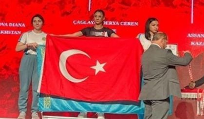 Derya Ceren Çağlayan, Kazak sporculara Türk bayrağıyla cevap verdi