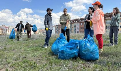 Rus gönüllüler poşetlerce çöp toplayıp ardından piknik yaptı