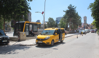 Emirdağ Belediyesi Modern Taksi Duraklarına Bir Yenisi Daha Ekledi