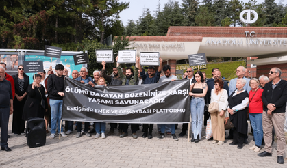 Anadolu Üniversitesi önünde artan öğrenci intiharlarıyla ilgili açıklama yapılıyor