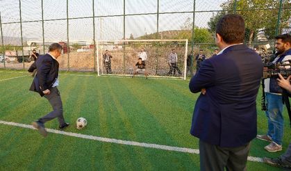 Hatay'da gençlerle futbol oynadılar