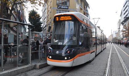 Önce tramvayı sonra durağı birbirine kattılar