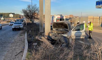 Eskişehir'de korkunç kaza: Otomobil üst geçit ayağına çarptı